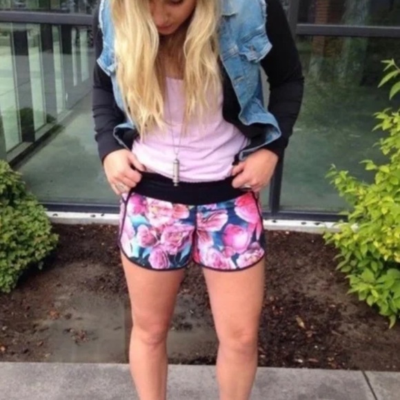 Lululemon Tracker Short II Secret Garden Black 4 Rare Discontinued Color - Picture 14 of 15